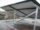 Installazione di pannelli solari su tetto piano 